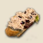 ბრუსკეტა ქათმის და შავი ქლიავის ჩირის სალათით