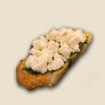 ბრუსკეტა პესტოთი და თხის ყველით